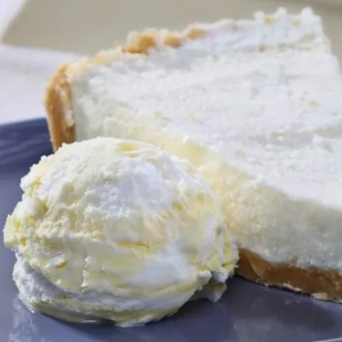 Sütés nélküli túrótorta madártej jégkrémmel recept