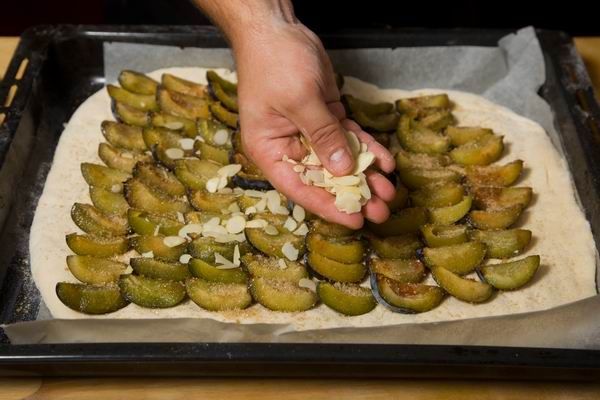 A tetejére fahéjas cukor és mandulaszirom kerül