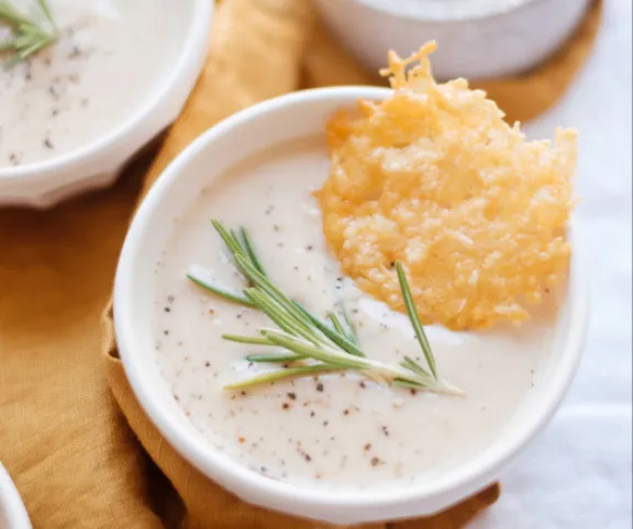 Rozmaringos fehérbab-krémleves parmezáncsipsszel recept