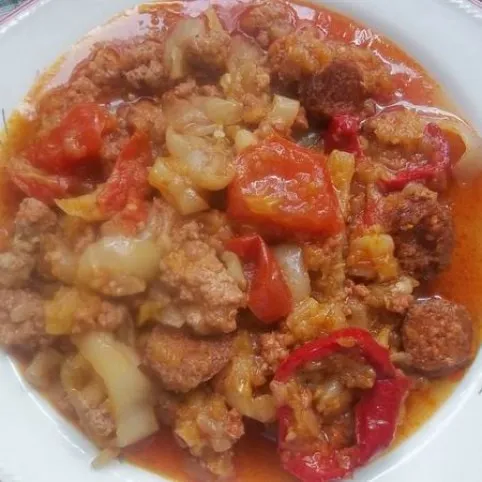 Tökös lecsó darált hússal és kolbásszal  recept