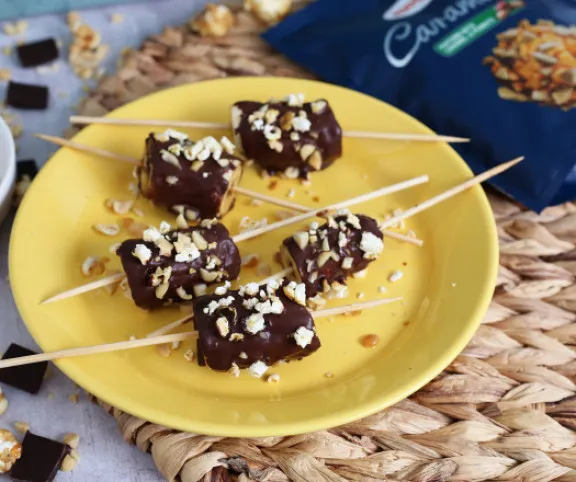 Csokis banánnyárs vajkaramellás popcornnal recept