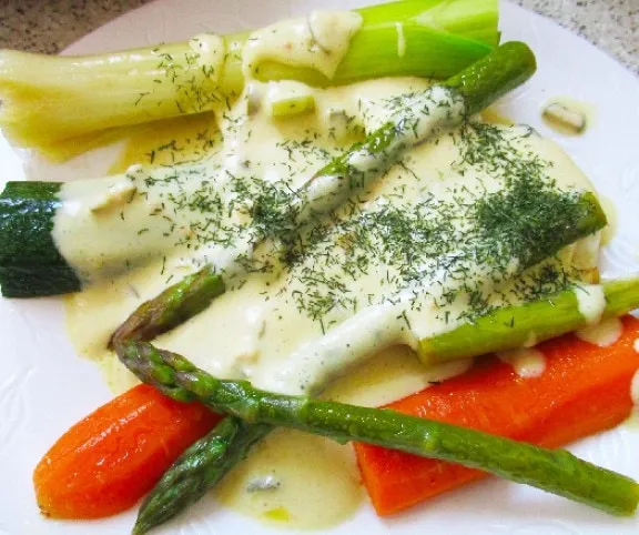 Fehérborban párolt zöldségek kapribogyós majonézzel recept