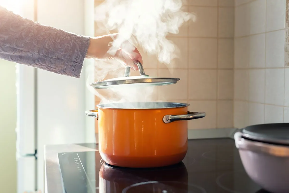 Az indukciós főzőlap előnye, hogy közvetlenül az edényben fejleszt hőt /Fotó: Shutterstock