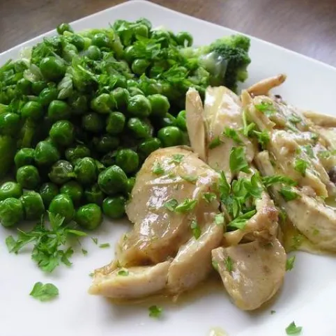 Sajttal sült csirke nagyon zöld körettel recept