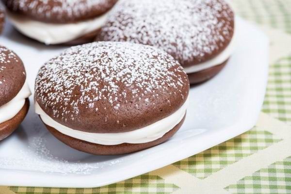 Ilyen a klasszikus Whoopie pie, de bátran játszhatunk a tésztával és a töltelékkel is