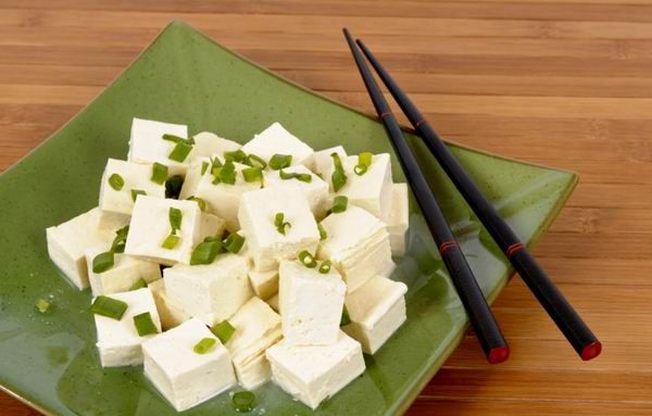 A tofu - vagy szójasajt - semleges ízű, érdemes bepácolni készítés előtt