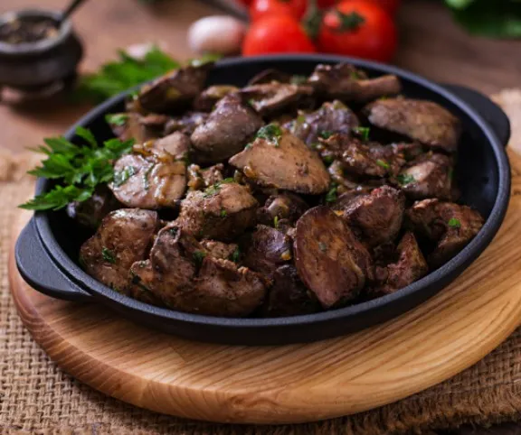 Csirkemáj polentával, almasalátával  recept