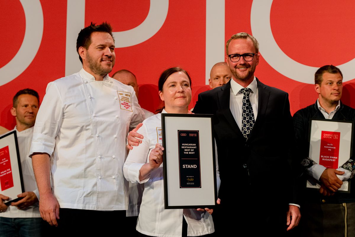 Best Of The Best: Stand - Széll Tamás és Szulló Szabina /Fotó: Audi-Dining Guide Év Étterme Díjátadó Gála 2022