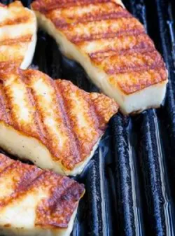 A halloumi egyike a legjobb grillezhető sajtoknak