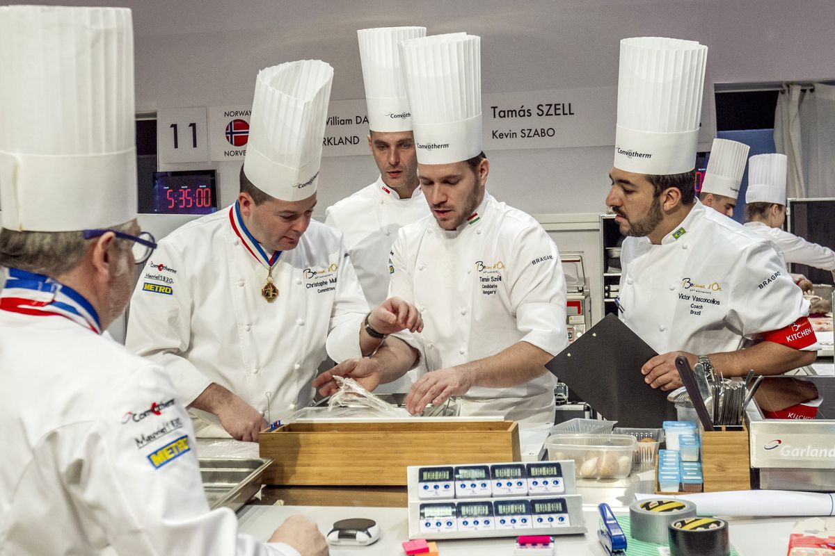  A konyhazsűri ellenőrizte a bevitt alapanyagokat a verseny megkezdése előtt a Bocuse d'Or nemzetközi szakácsverseny lyoni világdöntőjén (Fotó: MTI)