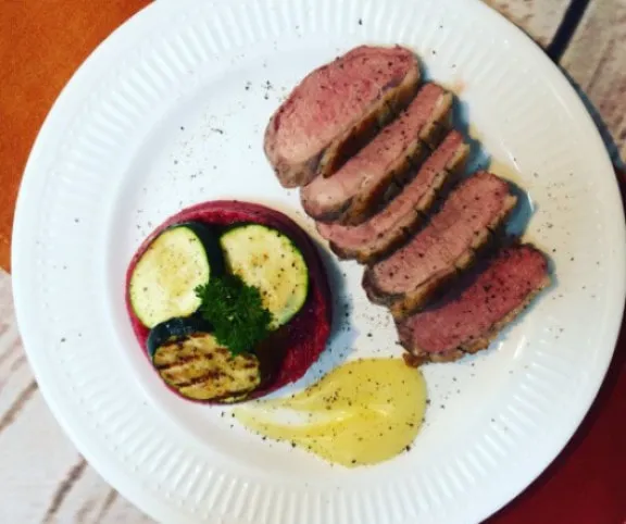 Rosé kacsamell zöldségekkel, céklapürével recept