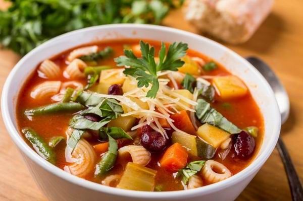 A gazdag minestrone bármilyen zöldséget elbír, babból is kerülhet bele többféle