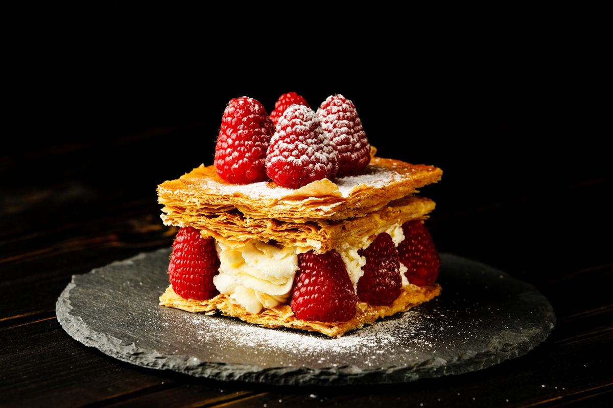 Hagyjuk állni, hogy a lapok picit felszívjanak a krémből, majd recés késsel viszonylag könnyen felszeletelhető a millefeuille