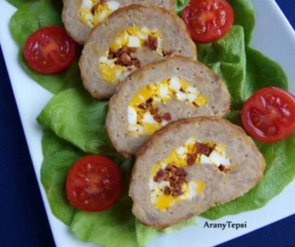 Tojásos-kolbászos fasírttekercs recept