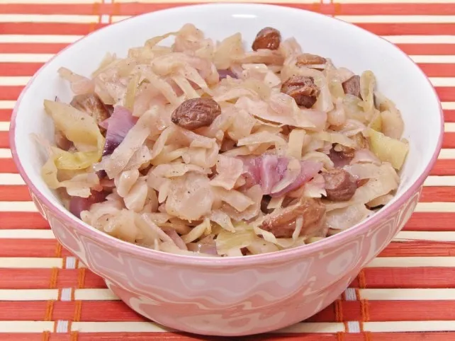 Pezsgős, mazsolás párolt káposzta recept