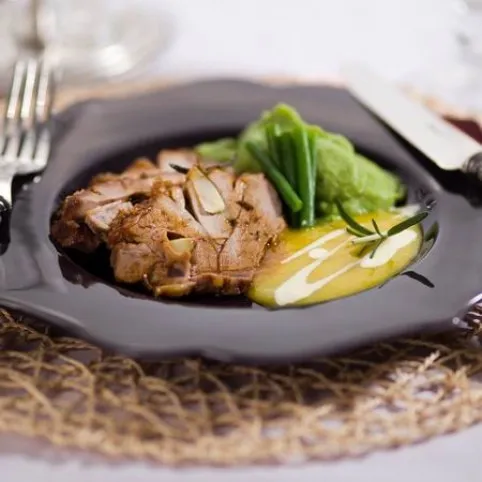 Báránycomb zöldbabpürével és narancsos tormamártással recept