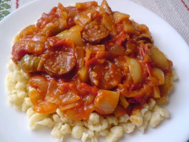 Kolbászos lecsó nokedlivel recept