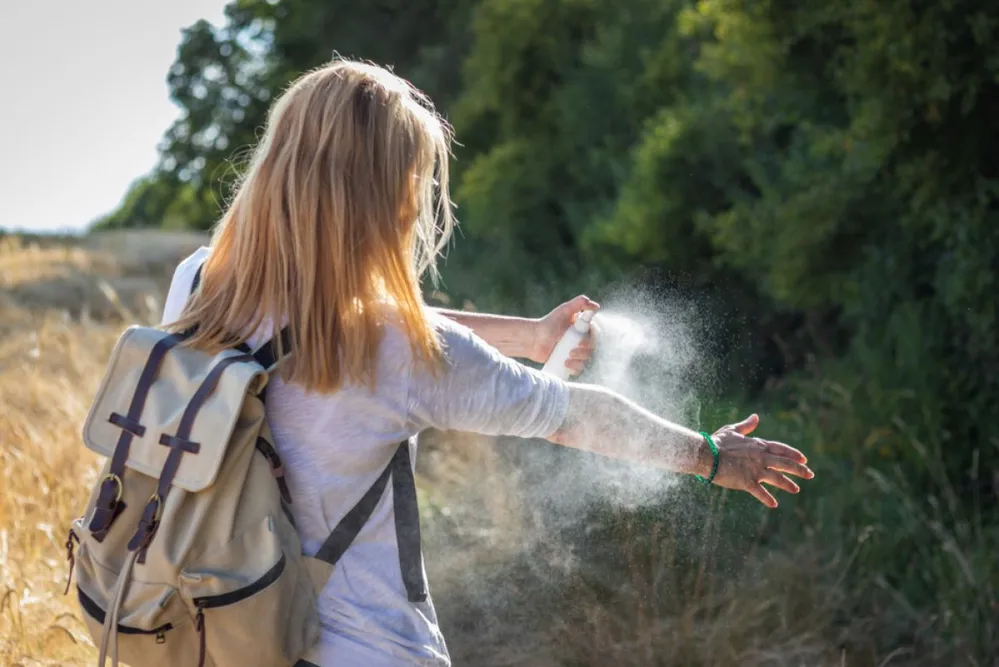 Viseljünk zárt, de szellős ruházatot és cipőt, használjunk kullancsriasztó szereket, és mindig alaposan vizsgáljuk át az egész testünket! (Fotó: Shutterstock)