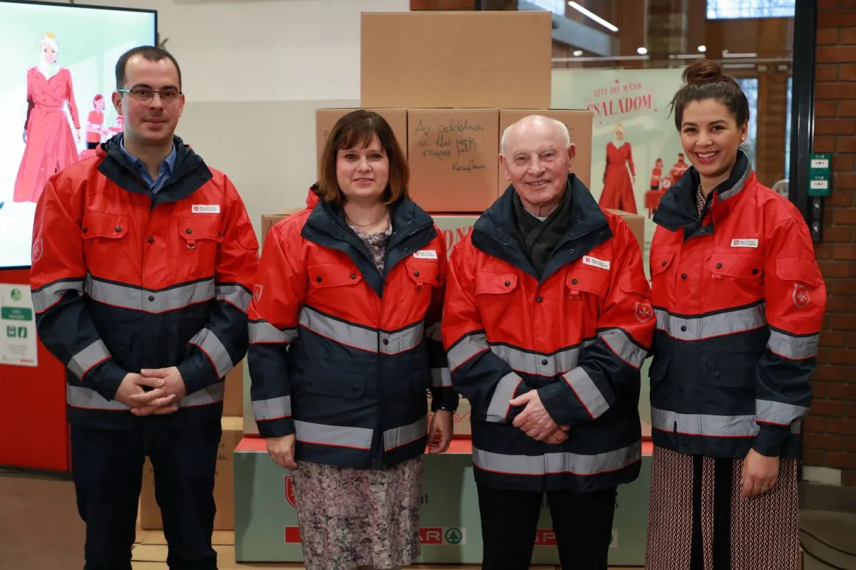 Maczelka Márk (balról), a SPAR kommunikációs vezetője, Heiszler Gabriella, a SPAR ügyvezető igazgatója, Kozma Imre atya, a Magyar Máltai Szeretetszolgálat alapító elnöke és Ördög Nóra, a SPAR háziasszonya