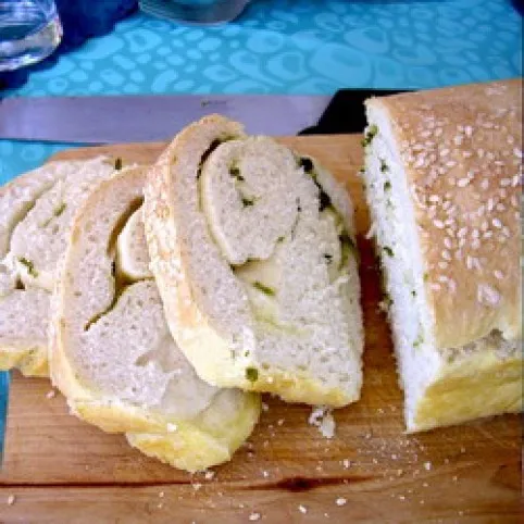 Zöldfűszeres csiga-kenyér recept