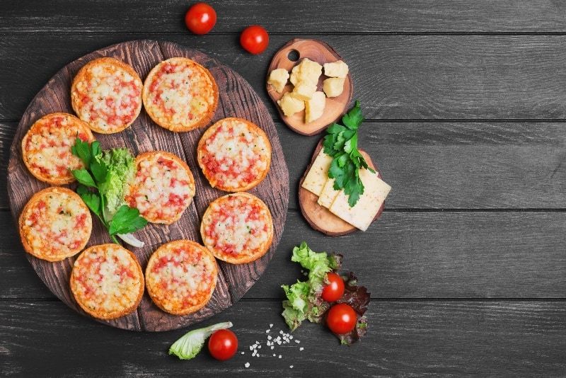 A pizzakészítés szenvedély, az olaszok úgy tartják, hogy szigorúan csak kézzel szabad készíteni és legalább hat órán át kell pihentetni a tésztáját