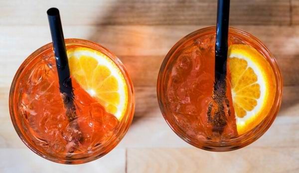 Aperol spritz: Aperol, fehérbor és szóda frissítő keveréke