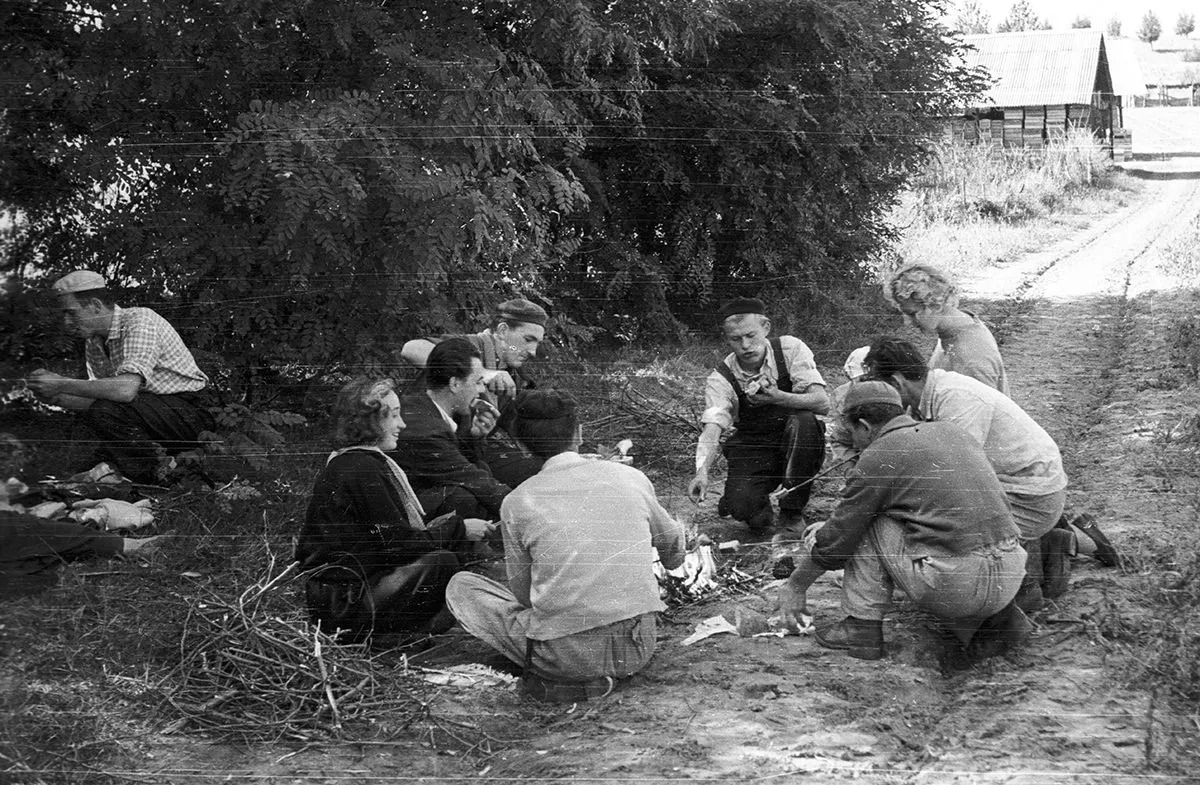 1958 - Szalonnát sütnek a Tolcsván a Kertészeti Főiskola hallgatói /Fotó: Fortepan - Mészáros Zoltán