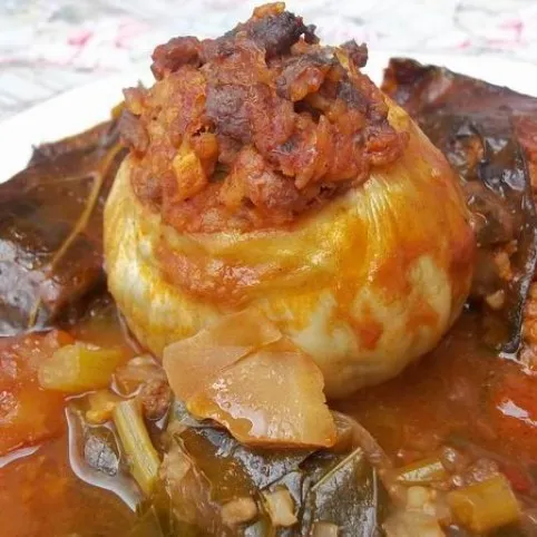 Töltött karalábé vörösboros paradicsomszószban recept