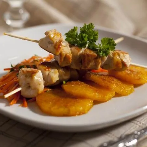 Fűszeres csirkenyárs répasalátával recept