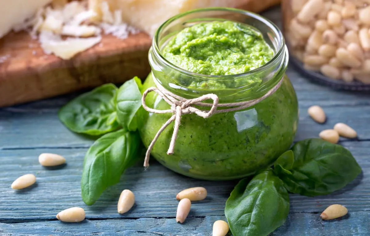 A bazsalikom adja a genovai pesto friss, üde színét (fotó: Shutterstock)