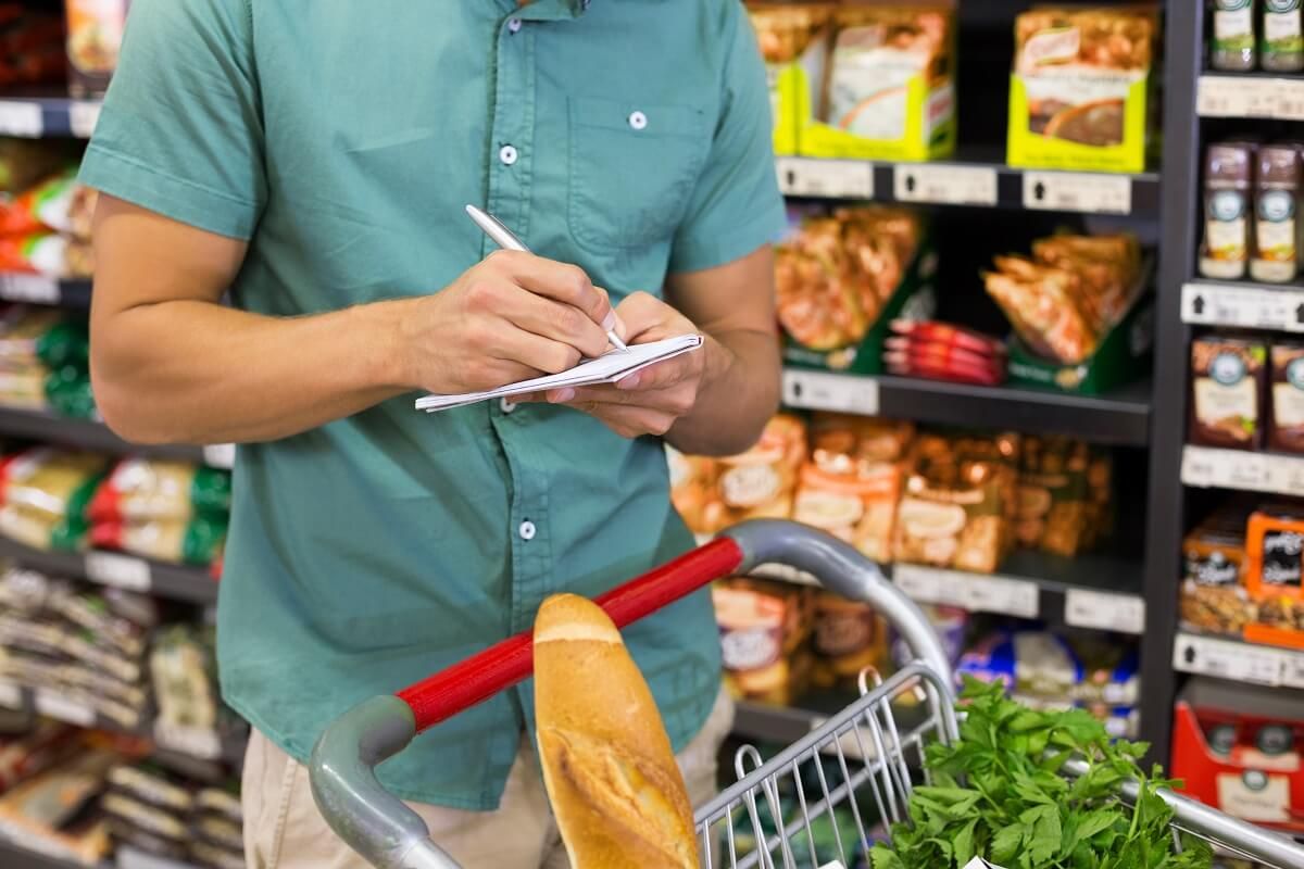 Sokan vannak, aki lista alapján vásárolnak, és az olcsóbb termékek közül válogatnak /Fotó: Shutterstock