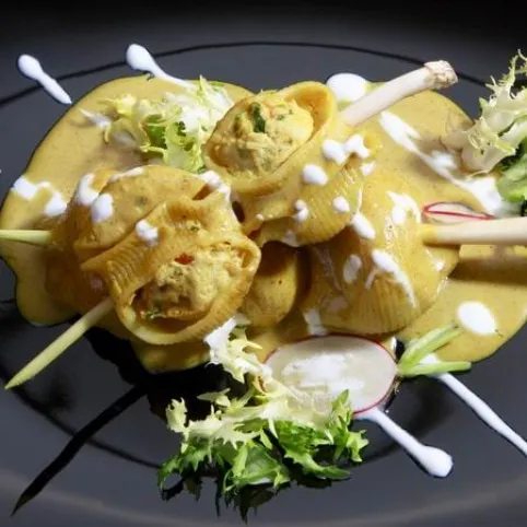 Csirkével töltött kagylótészta curry mártással  recept