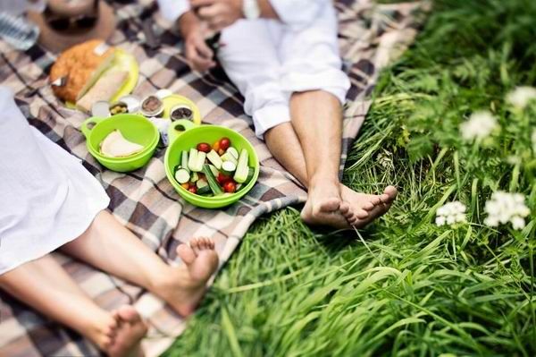 Piknik = pihenés! Együtt vagyunk, eszegetünk, hevergészünk, játszunk, a természetben vagyunk :)