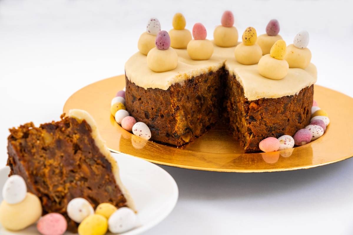 A Simnel Cake marcipángolyói az apostolokat szimbolizálják (Fotó: Shutterstock)