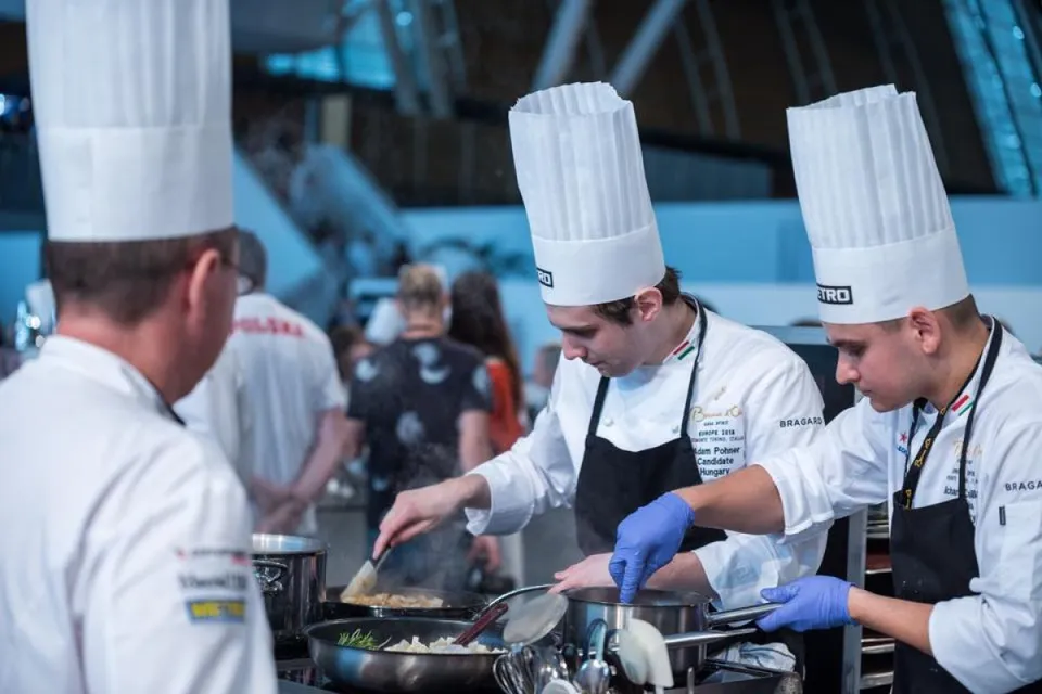 Pohner Ádám és csapata a Bocuse D'Or európai döntőjén, Torinóban (fotó: Magyar Bocuse d'Or Akadémia Facebook oldala)