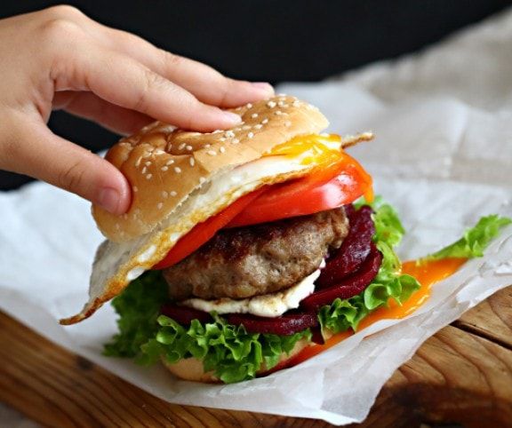 Sajtos-tojásos pulykaburger házi húspogácsával recept