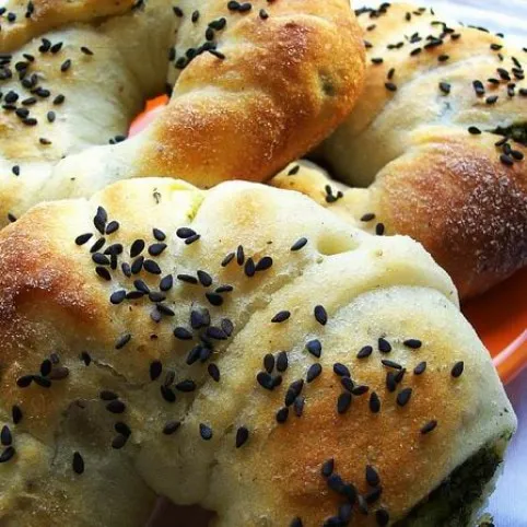 Fekete szezámmaggal szórt burgonyás koszorúk rucolapestóval töltve recept