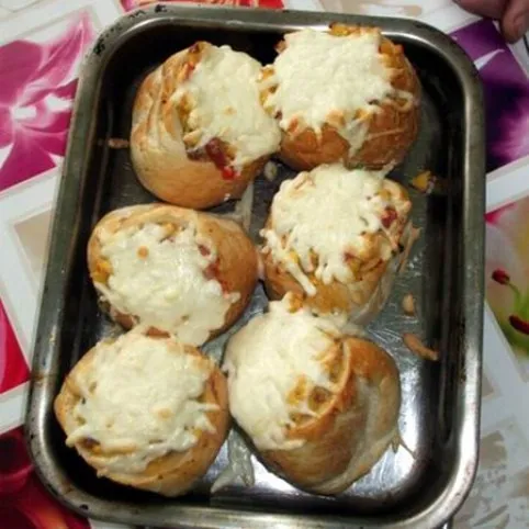 Kolbászos tojással töltött zsemlék recept