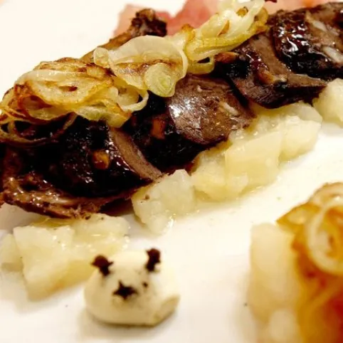 Vadkacsasült vöröshagymás almapürével recept