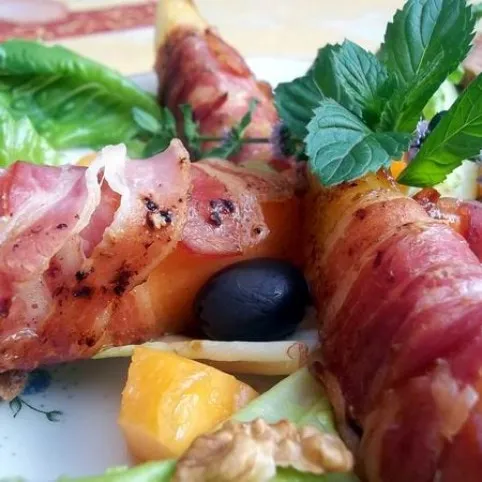Baconba tekert dinnye grillezve recept