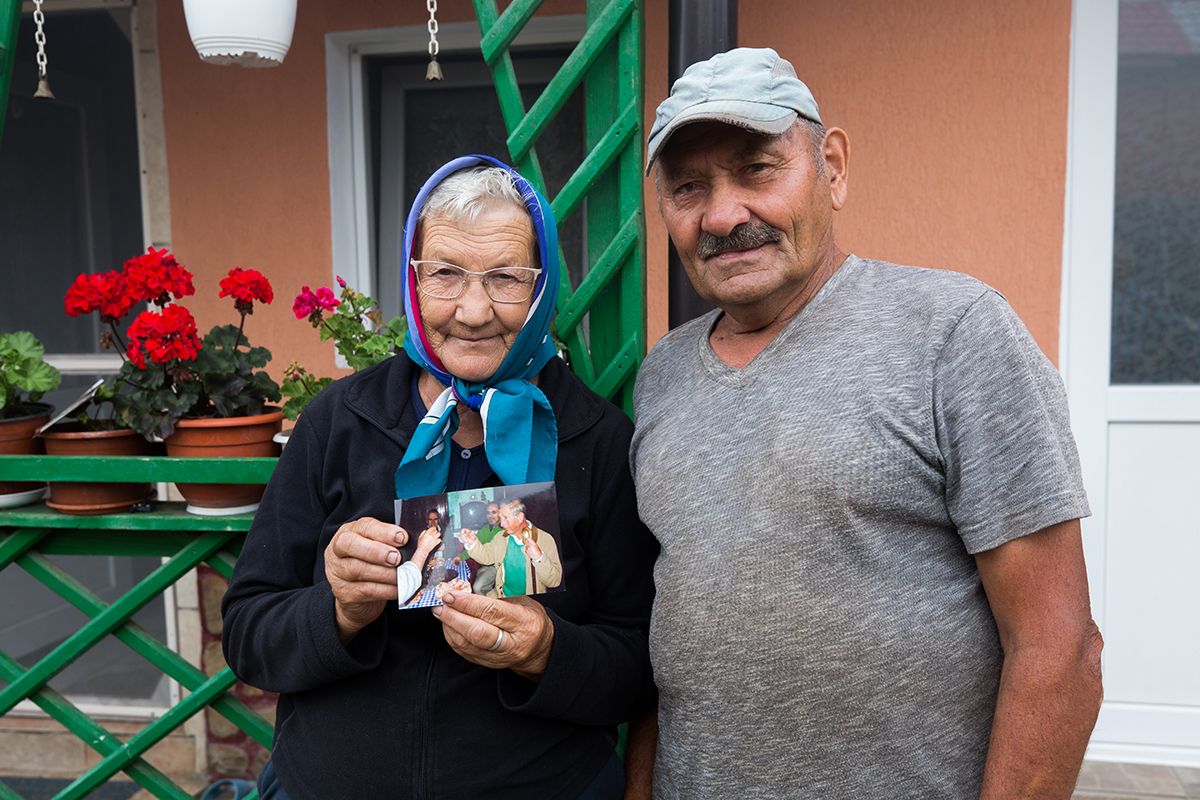 A körülbelül 150 lelket számláló falucska lakóit régi ismerősként üdvözli, többek között Misi bácsit és Erzsi nénit /Fotó: Bors