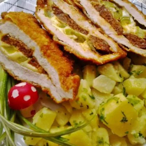 Karajszeletek füstölt kolbásszal, sajttal és csípős paprikával töltve recept