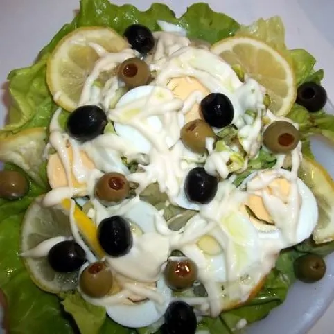 Majonézes saláta tojással és olívabogyóval recept