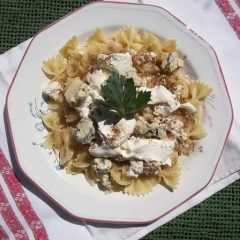 Farfalle túróval, tejföllel és rokforttal recept