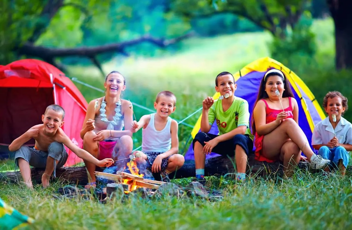 A nyári táborok örök élményt nyújtanak gyermekeinknek, ám ha valami otthon marad, az egész táborozást elronthatja / Fotó: Shutterstock