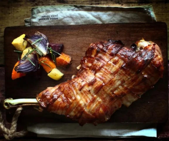 Baconos pulykacomb sütőtökös céklával recept