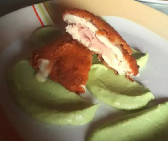 Sajttal-sonkával töltött csirkemell brokkolis krumplipürével recept