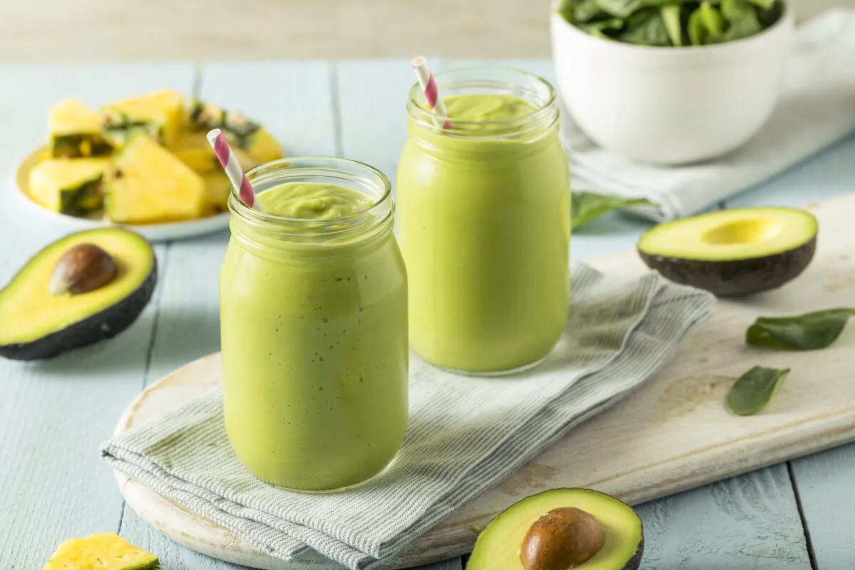 Egészséges reggeli az avokádó smoothie (Shutterstock)