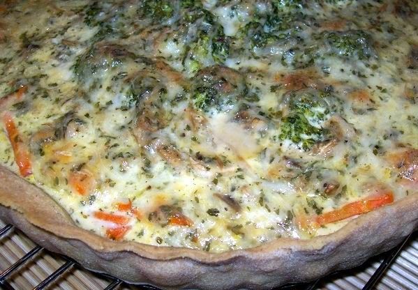 Frissen sült quiche brokkolival, gombával, zsenge sárgarépával