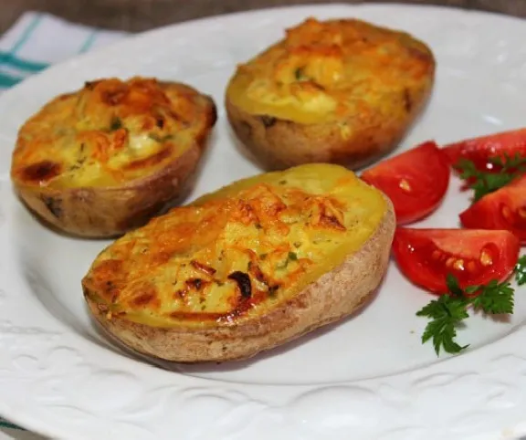 Sült krumpli krémsajtos-hagymás töltelékkel recept